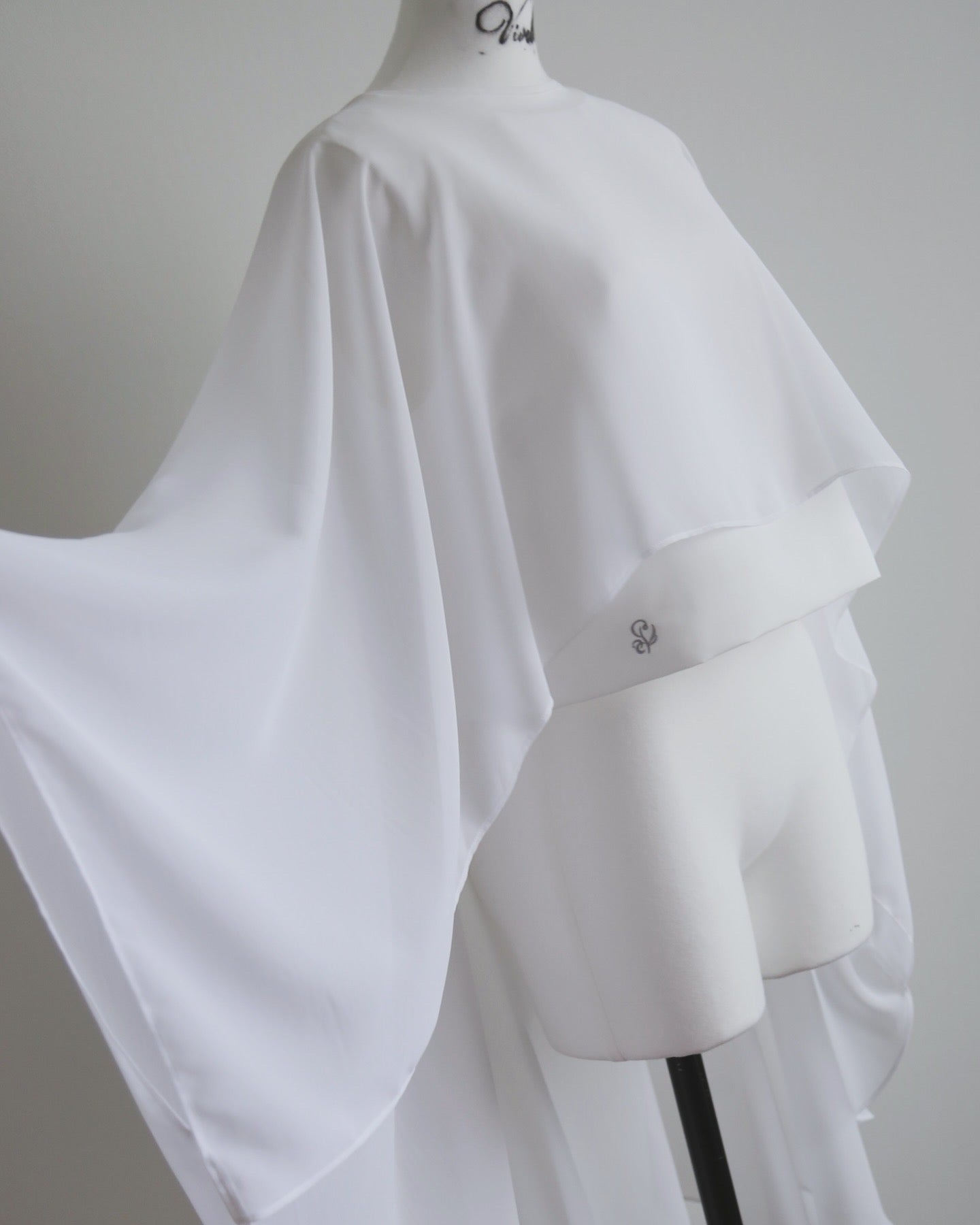 Plume cape Logo top (white)