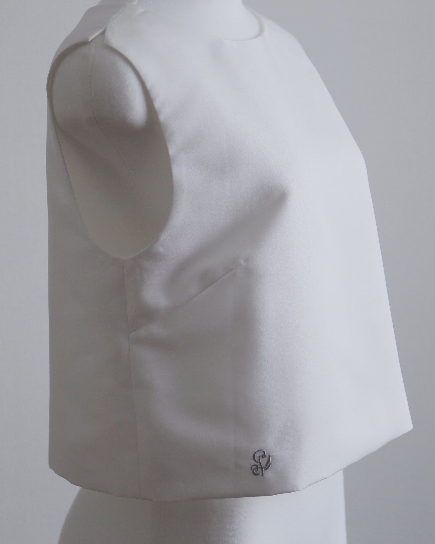 Plume cape Logo top (white)