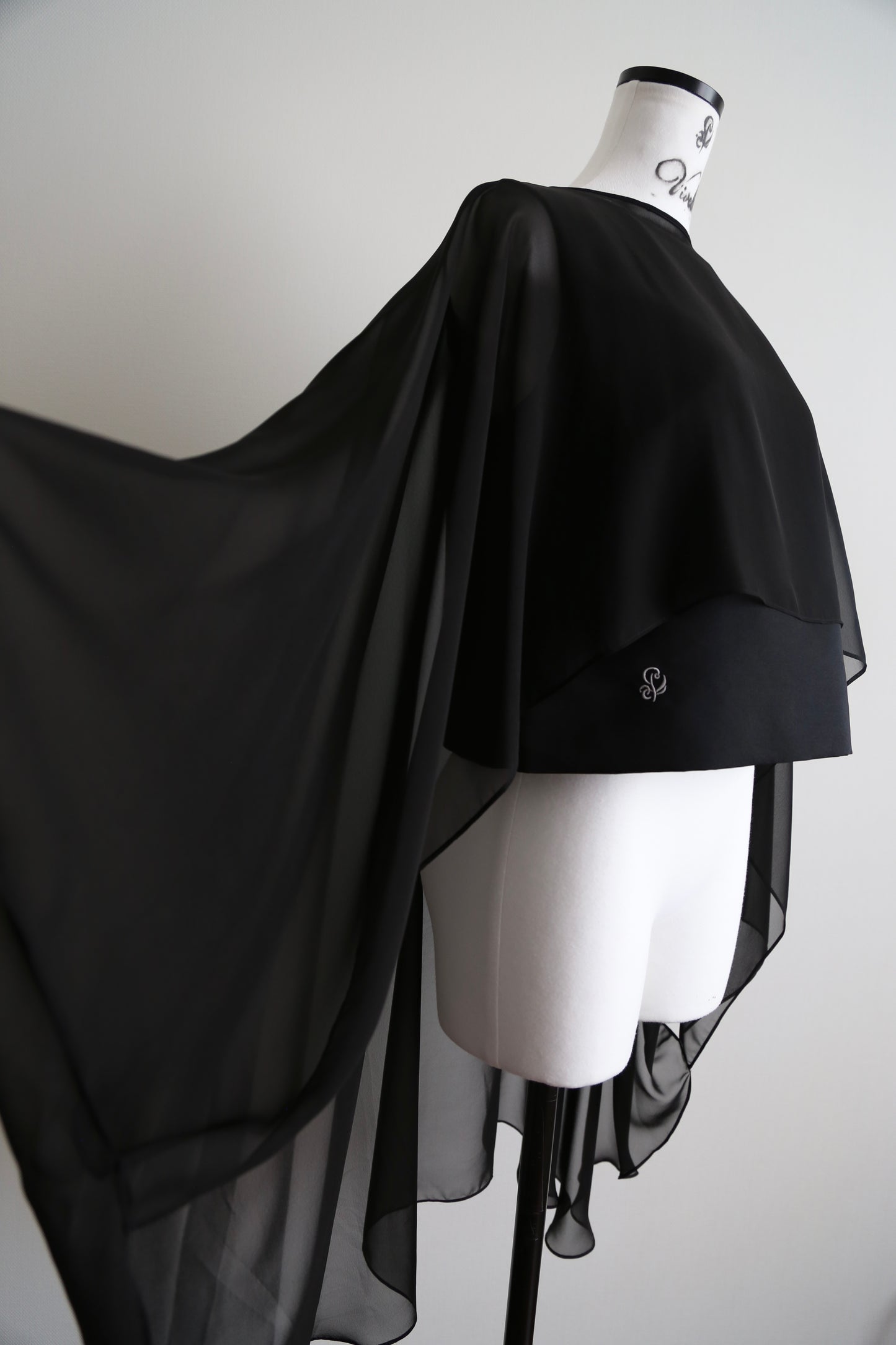 Plume cape Logo top (black)