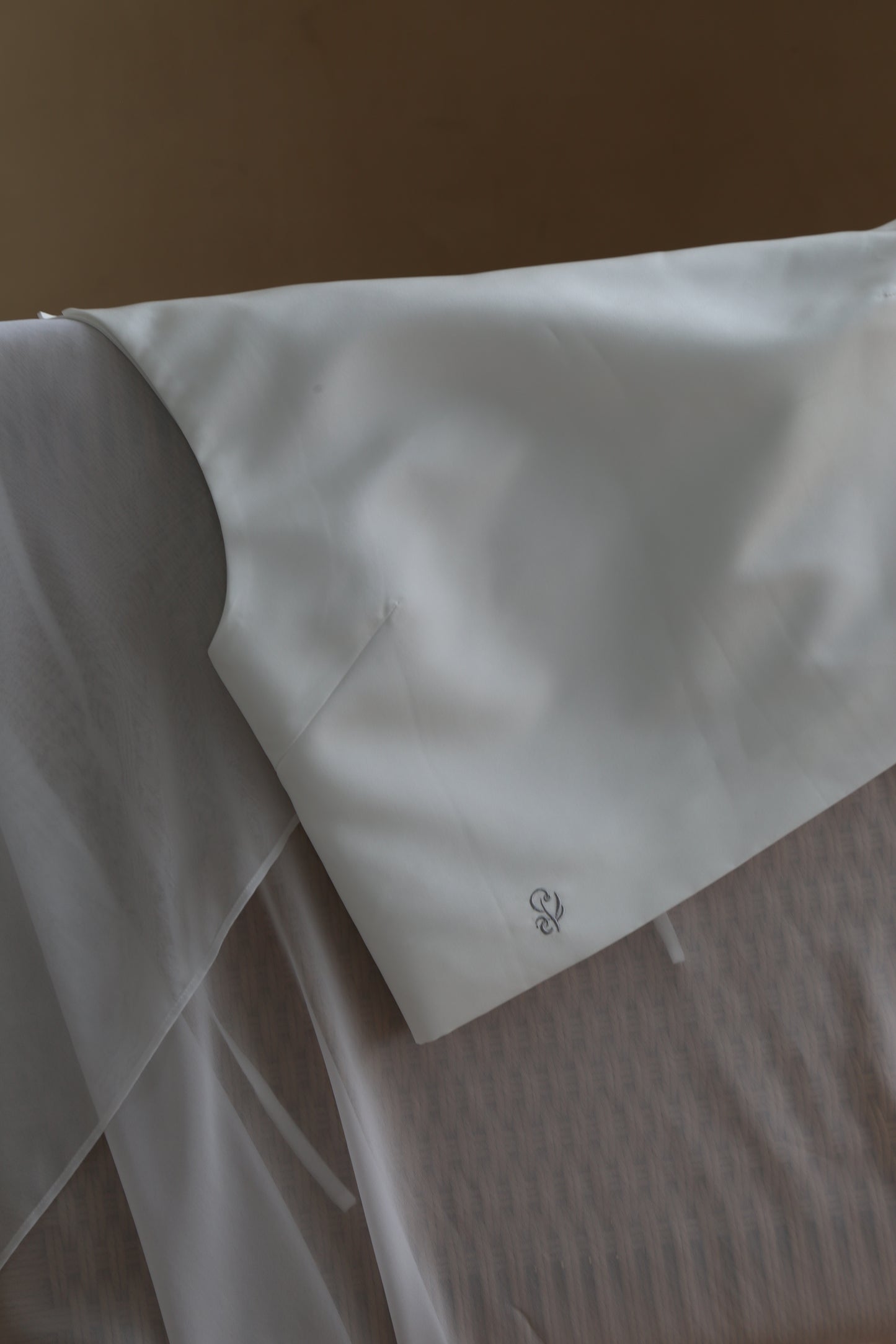 Plume cape Logo top (white)